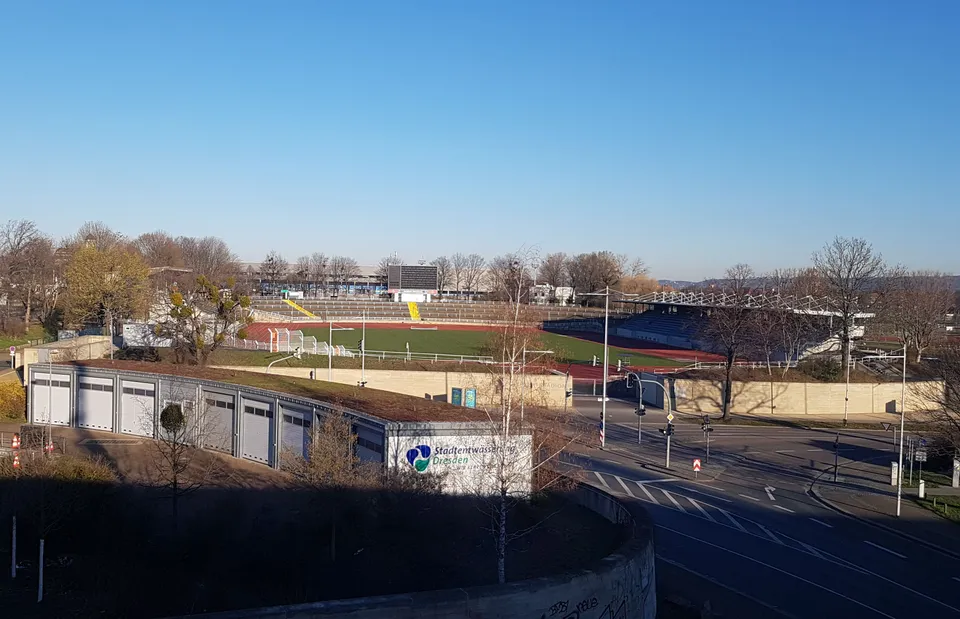 Heinz-Steyer-Stadion im Ostragehege, vom Zug aus gesehen