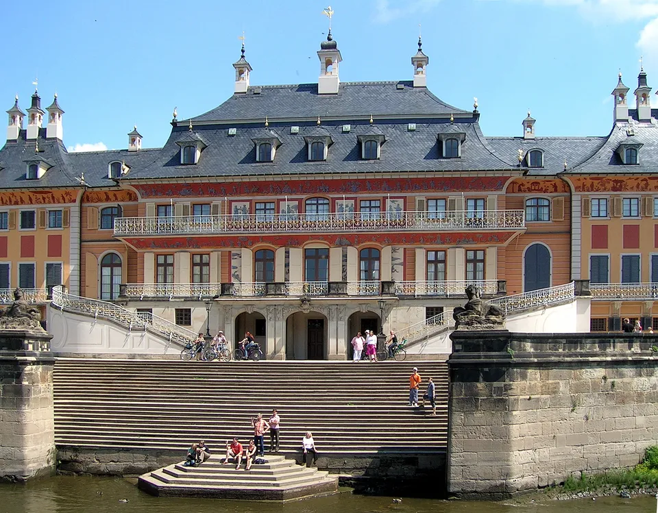 Wasserpalais von Schloss Pillnitz mit Treppe zur Elbe
