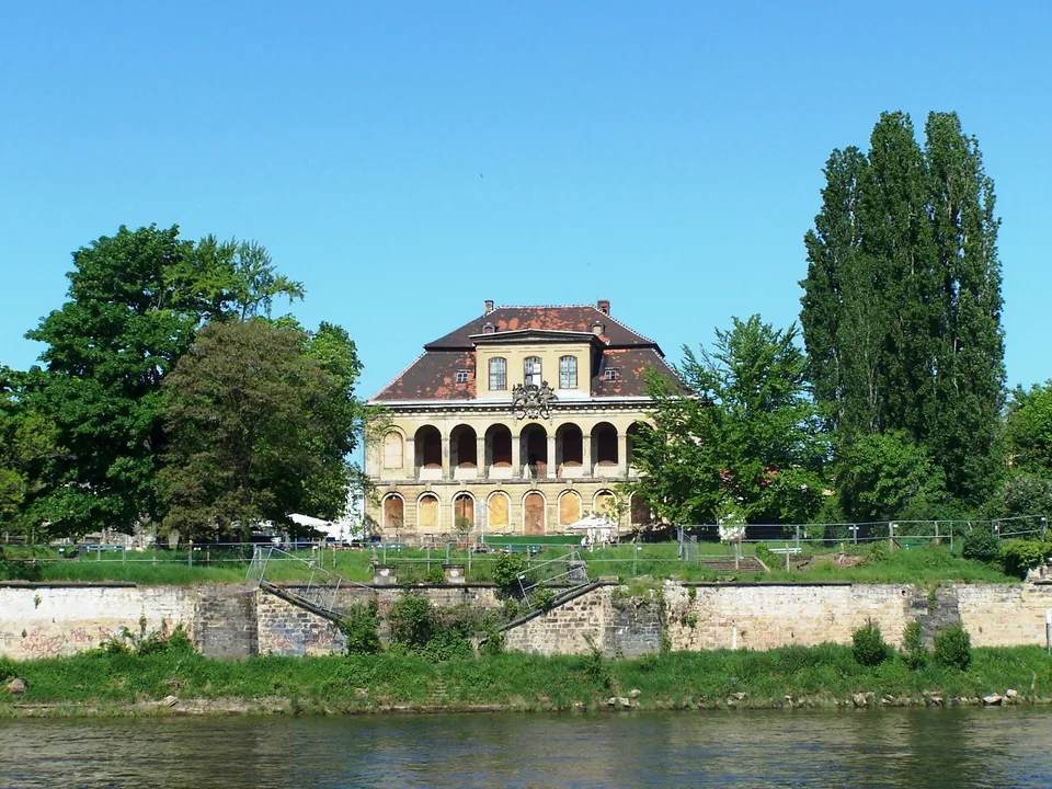 Schloss Übigau, gesehen von der anderen Elbseite
