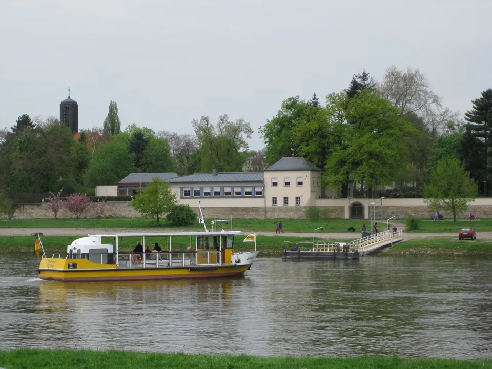 Die Johannstädter Fähre „Johanna“ auf der Elbe