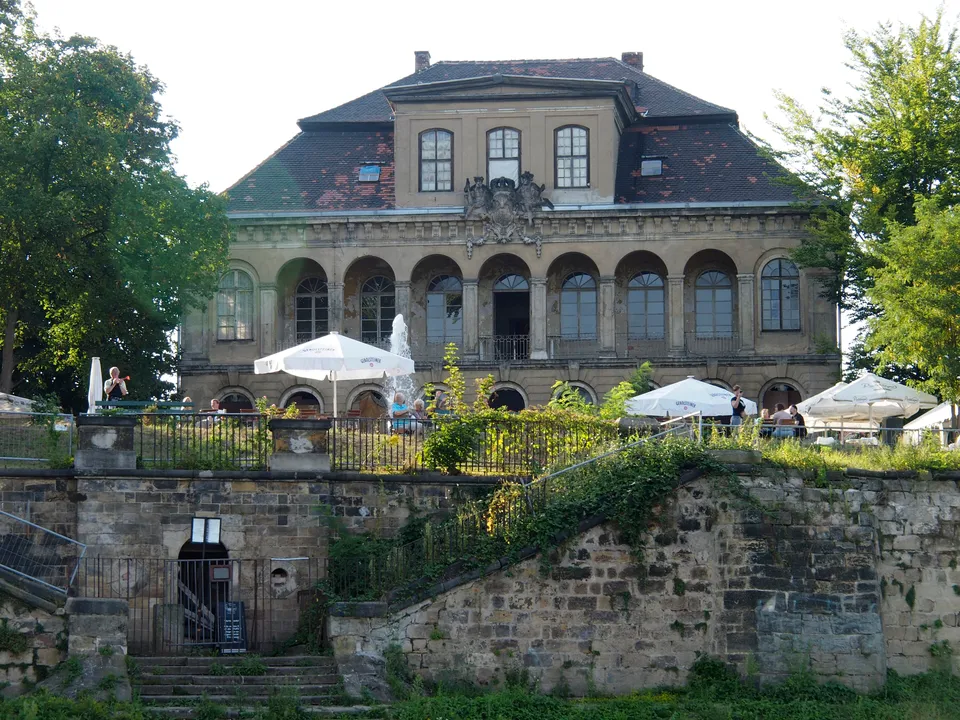 Schloss Übigau von der Elbseite