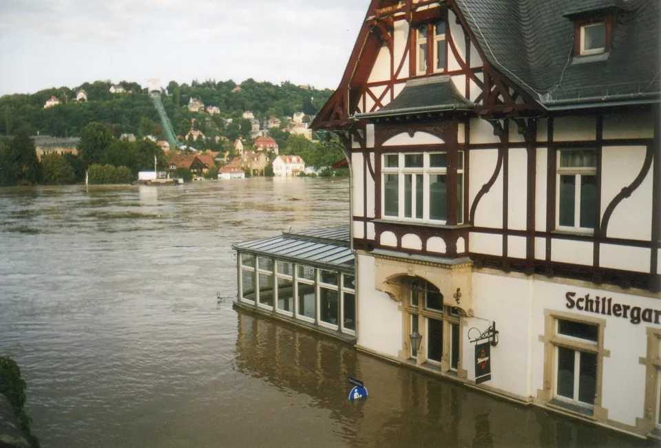 Hochwasser am Schillergarten in Blasewitz, August 2002
